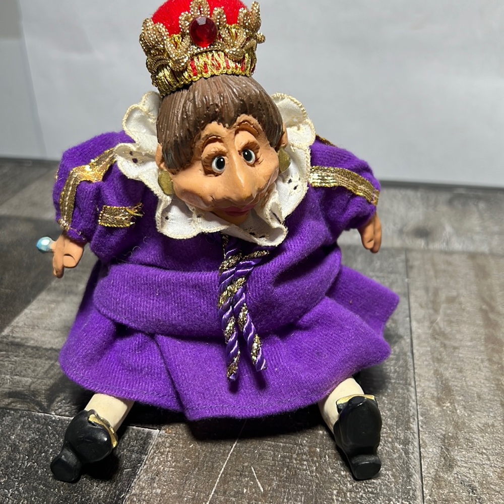 VTG Russ Berrie & Co. Queen Kathleen Kelly Collectible Hand Painted Figurine 9”